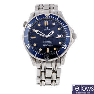 OMEGA - a gentleman's stainless steel Seamaster Professional 300M bracelet watch.