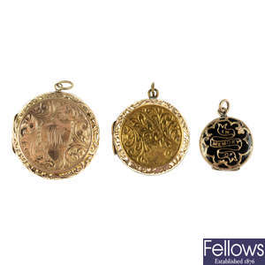 A selection of mainly late 19th to early 20th century lockets, fobs and cufflinks.