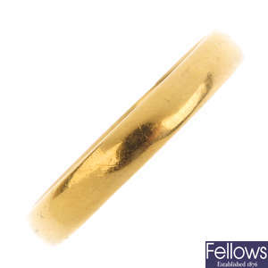 An early 20th century 22ct gold band ring.