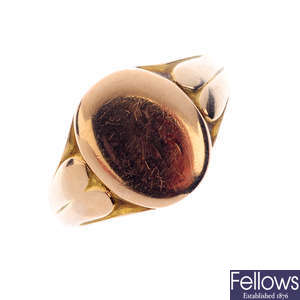 A gentleman's early 20th century 18ct gold signet ring.