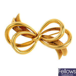 An 18ct gold bow brooch.