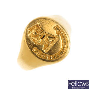 A gentleman's 18ct gold signet ring.