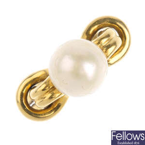 GUCCI - an 18ct gold cultured pearl ring.