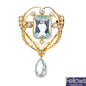 An early 20th century 15ct gold aquamarine and split pearl pendant.