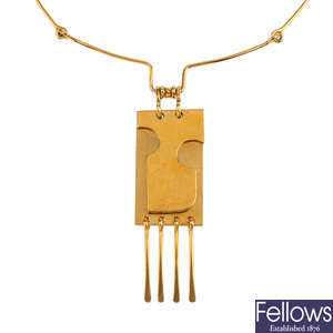 An 18ct gold abstract necklace.
