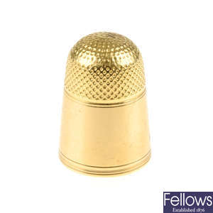 An early 20th century gold thimble, with case.