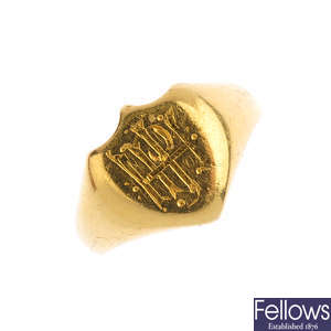 A late Victorian 18ct gold signet ring.
