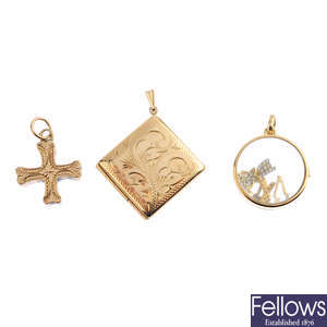 A 9ct gold locket and two charms.