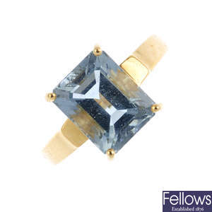 An 18ct gold aquamarine single-stone ring.