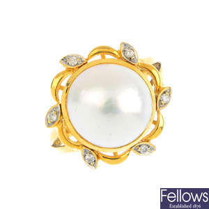 An 18ct gold mabe pearl dress ring.