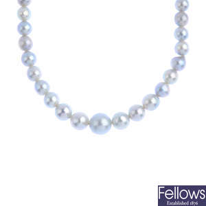 A set of cultured pearl jewellery.
