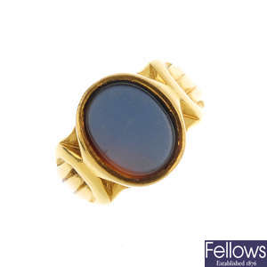An early 20th century 18ct gold banded agate signet ring.