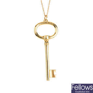 TIFFANY & CO. - an 18ct gold key pendant.