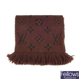 LOT:320  LOUIS VUITTON - a brown cashmere shawl.