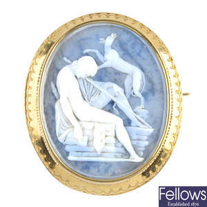 A mid Victorian 18ct gold shell cameo brooch.