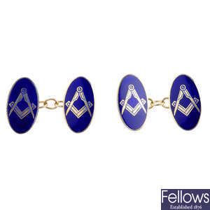 A 9ct gold enamel Masonic swivel ring and a pair of 9ct gold Masonic cufflinks.