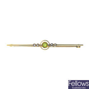 An early 20th century 15ct gold peridot and split pearl bar brooch.