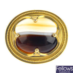A mid Victorian 18ct gold banded agate brooch.