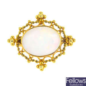 An early 20th century 18ct gold opal brooch.