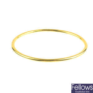 An early 20th century 15ct gold hinged bangle.
