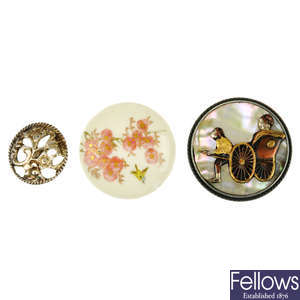 A selection of mainly early 20th century buttons.