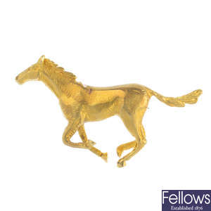 A 9ct gold horse brooch.