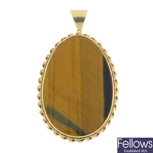 A 9ct gold tiger's-eye pendant.