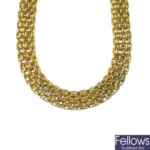 DAVID MORRIS - an 18ct gold necklace.
