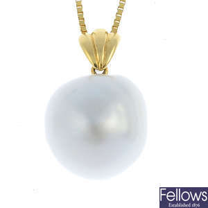 A cultured pearl pendant, with chain.