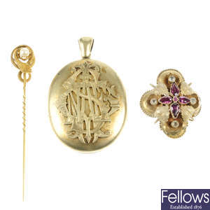 Three items of late 19th century jewellery.
