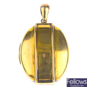 A late Victorian 15ct gold locket.