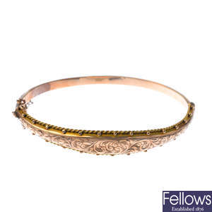 An early 20th century 9ct gold hinged bracelet.