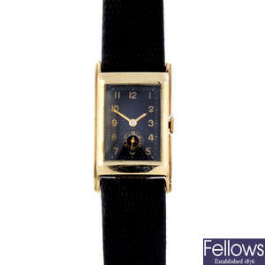 A gentleman's yellow metal wrist watch.