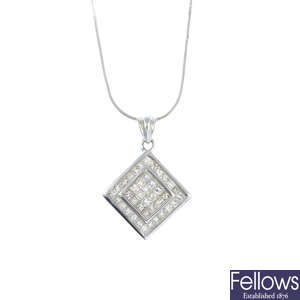 A diamond cluster pendant, with a chain
