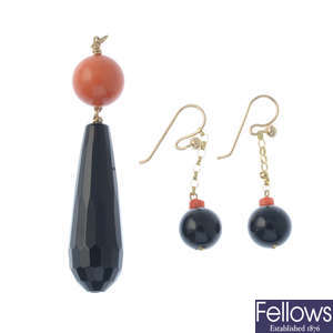 A set of coral and onyx jewellery.