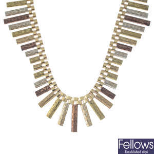 A 9ct gold tri-colour fringe necklace.