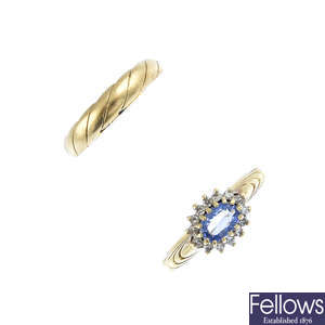 A sapphire and diamond cluster ring, a 9ct gold band ring and a pair of cultured pearl earrings.