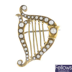 A late Victorian 18ct gold split pearl harp brooch.