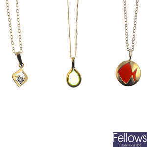 Four gem-set pendants, with four chains.