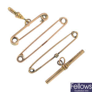 Three early 20th century 9ct gold pins and a T-bar.