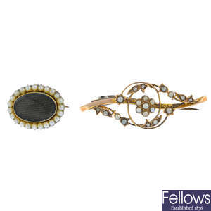 Two early 20th century 9ct gold split pearl brooches.