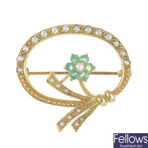 A 9ct gold emerald and split pearl brooch.