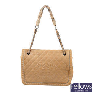 CHANEL - a beige chain detail handbag.