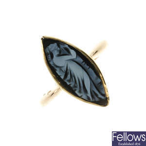 A 9ct gold cameo ring.