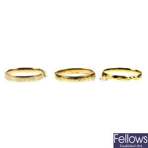 Eight mainly rolled gold bangles.