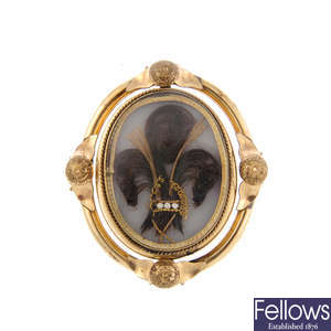 A late Victorian mourning swivel brooch.