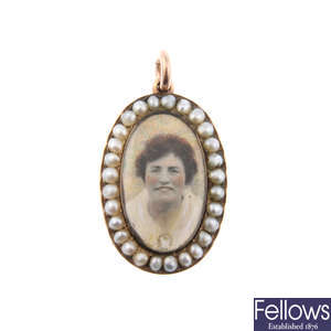 An early 20th century split pearl photograph pendant.