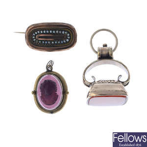 Three early 20th century jewellery items.