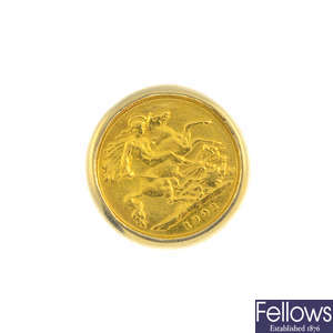 A gentleman's 9ct gold half sovereign ring.