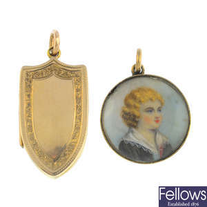 Two early 20th century lockets.